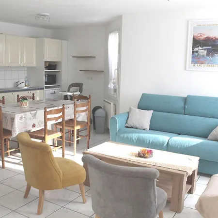 Apartment T3 Classe Trois Etoiles Au Calme De Plain-pied Au Centre Avec Vue Sur Montagne, Annecy A Proximite